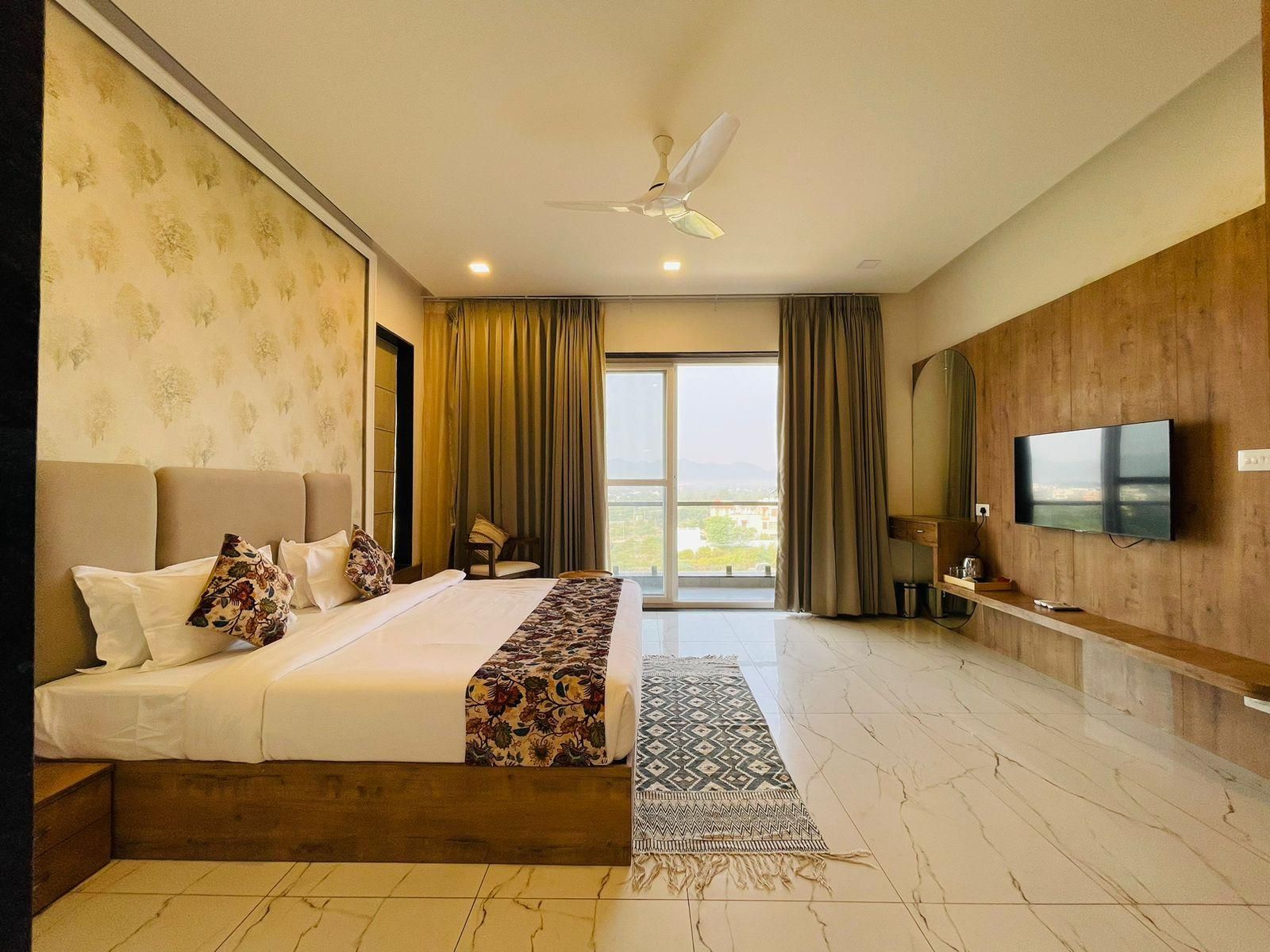 Cityscape King Room
