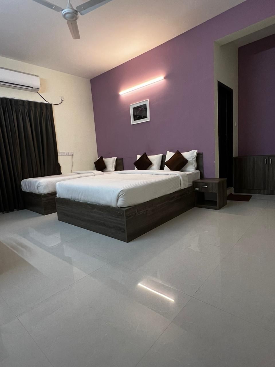 Family 3 Pax with Window, 1 King and 1 Single