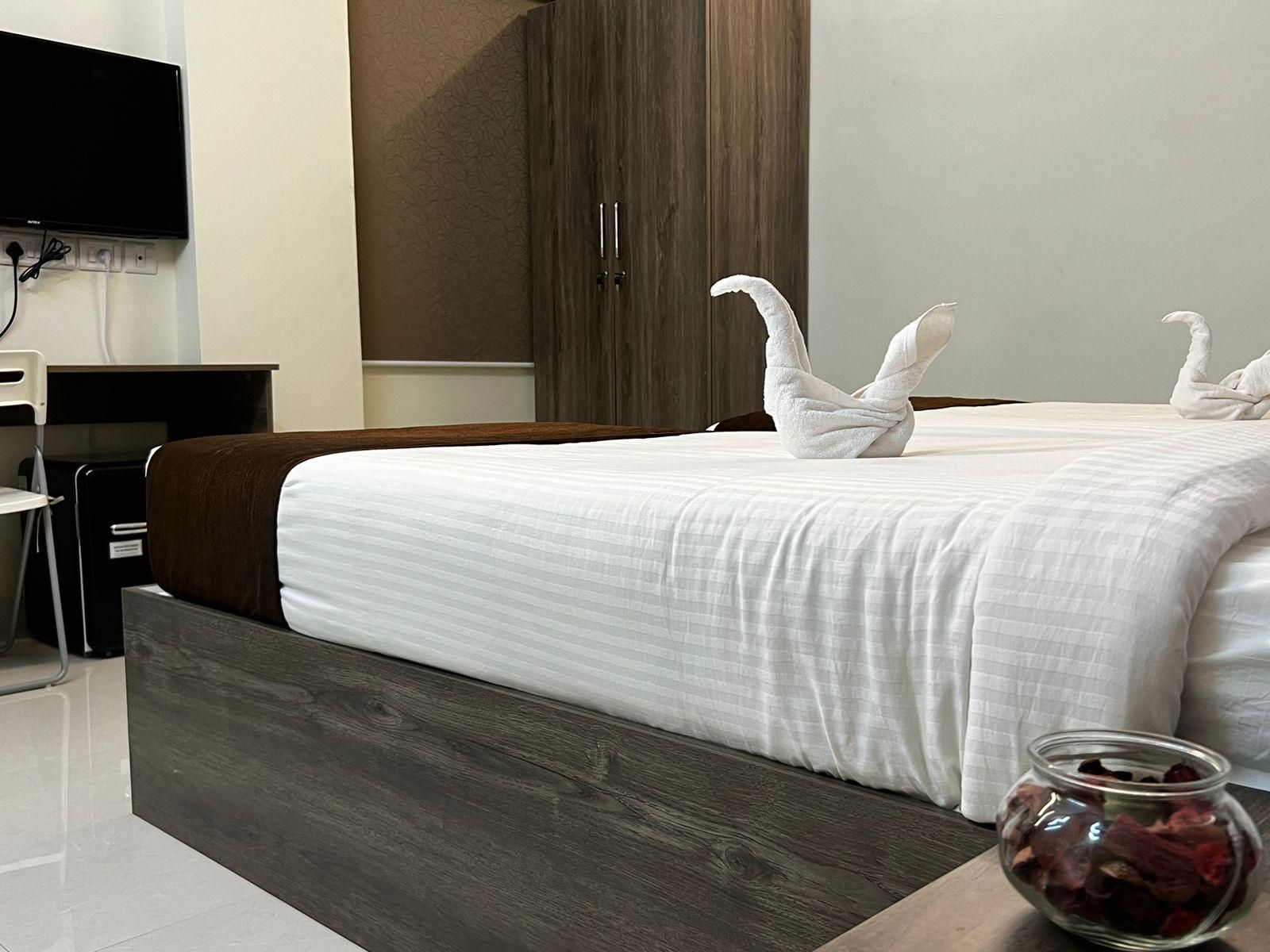 Family 3 Pax with Window, 1 King and 1 Single