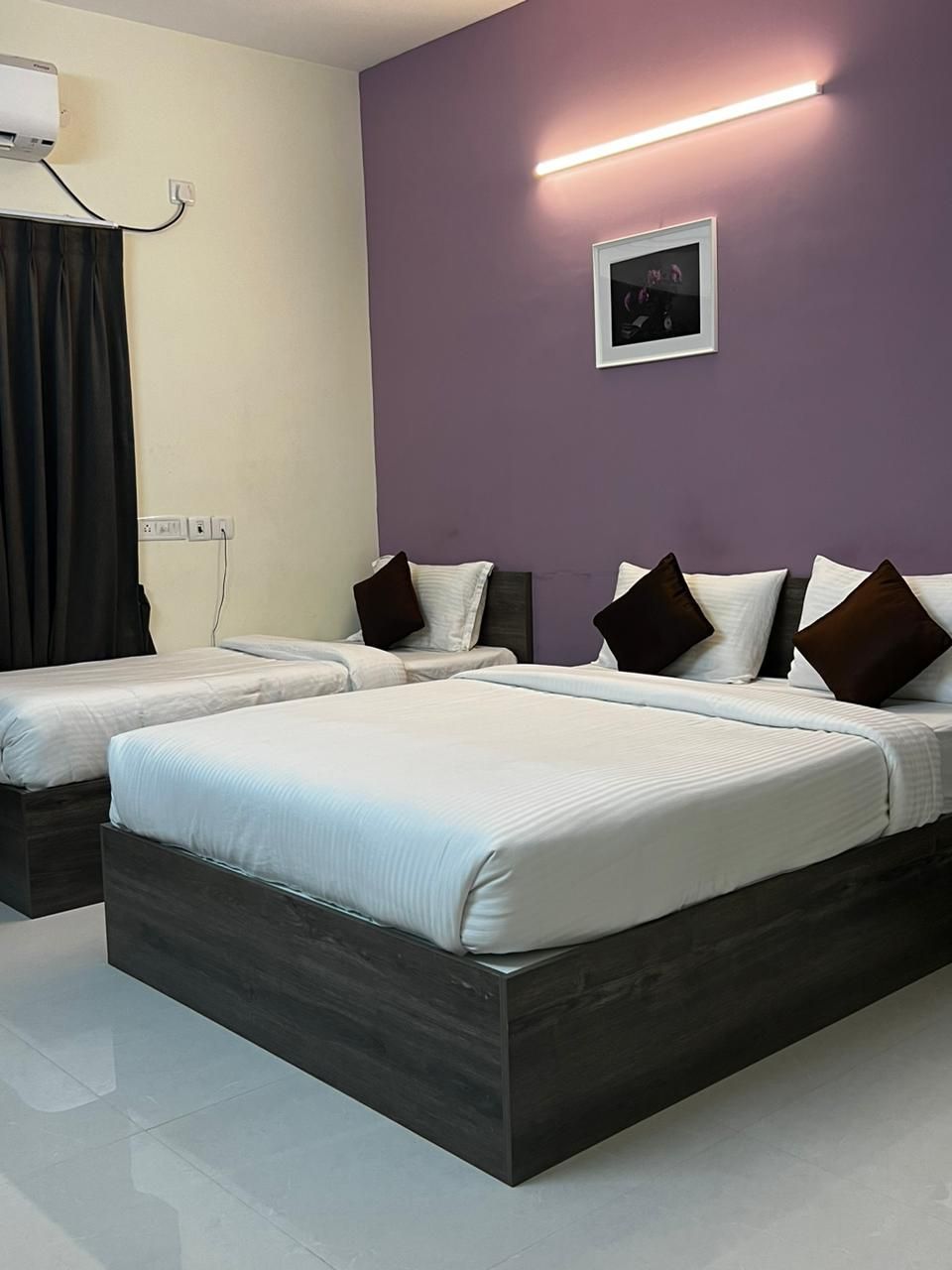 Family 3 Pax with Window, 1 King and 1 Single