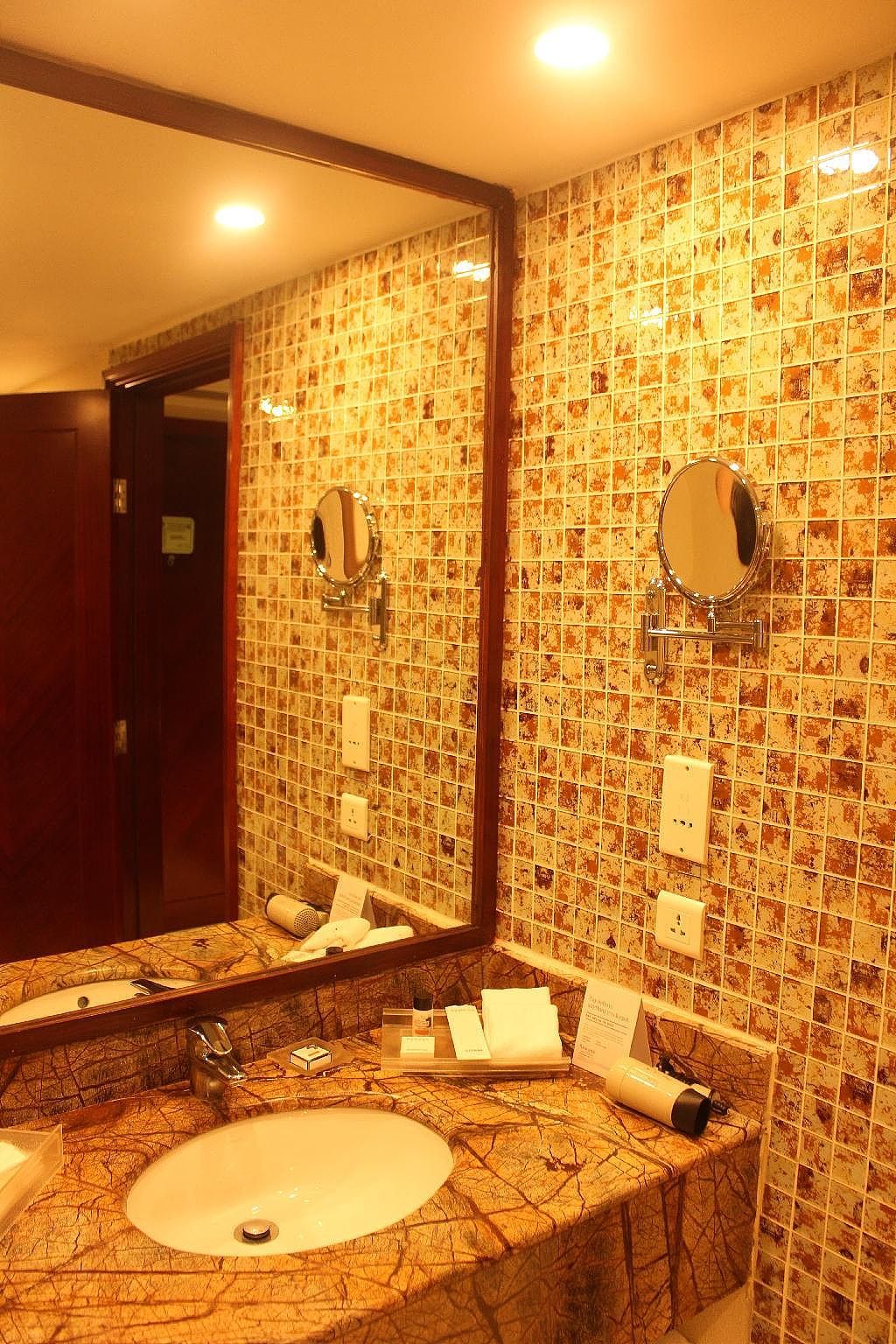 Ramada by Wyndham Jaipur Jaisinghpura 1 King Bed, Deluxe Room, Non-Smoking 2