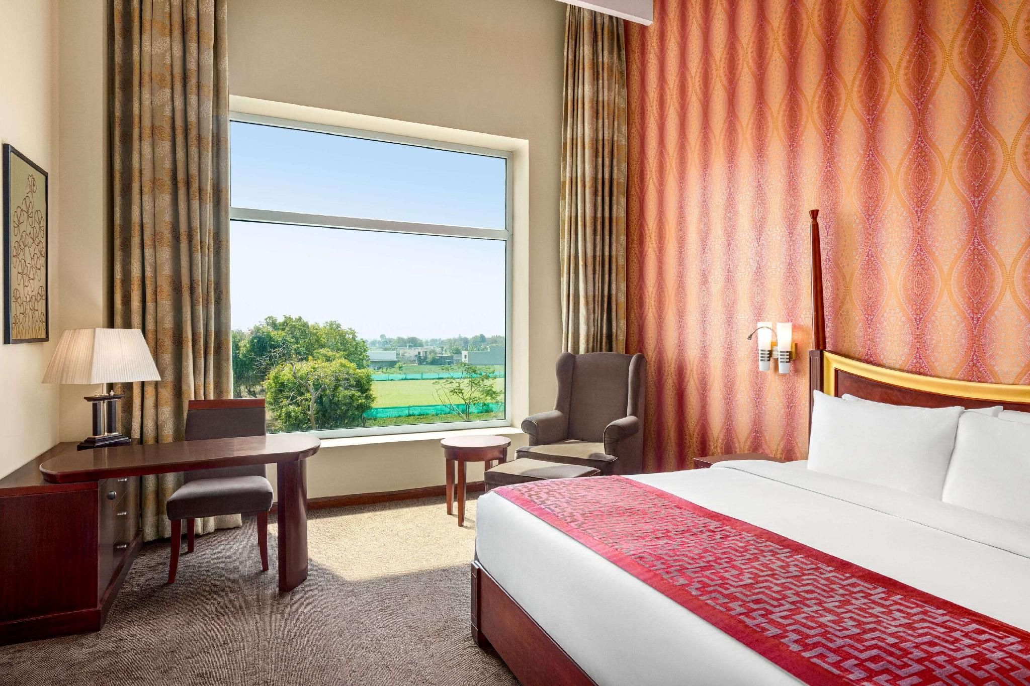 1 King Bed, Suite, Non-Smoking