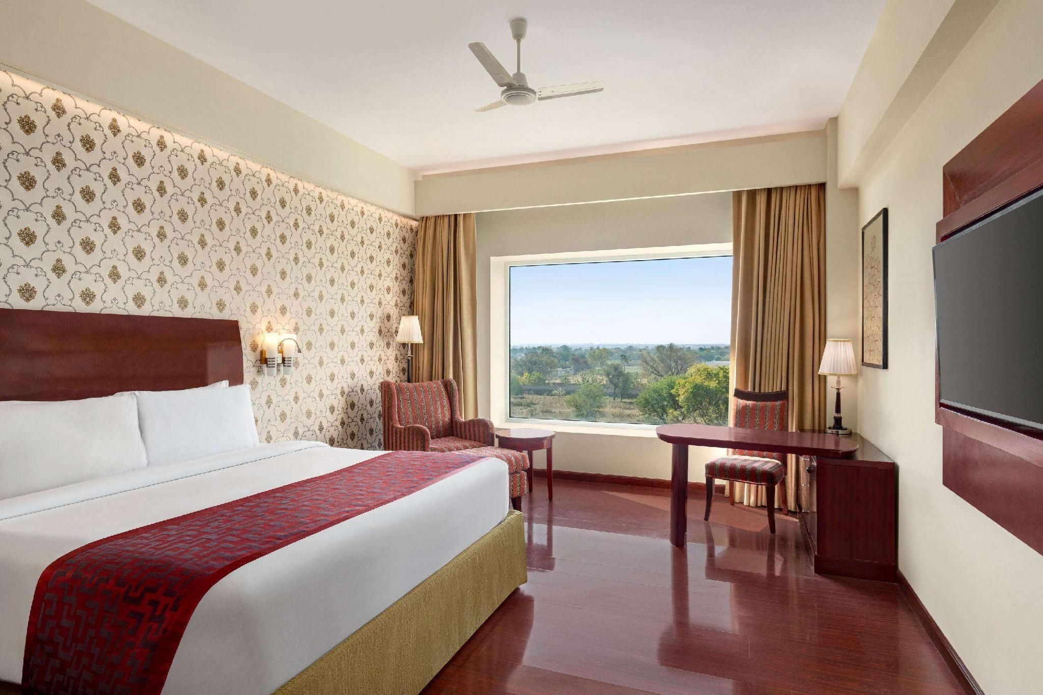 1 King Bed, Deluxe Room, Non-Smoking