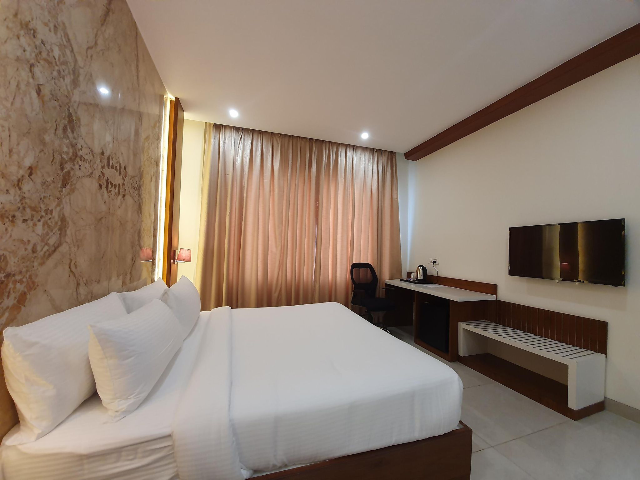 Hotel Superia Grand Deluxe Room 5