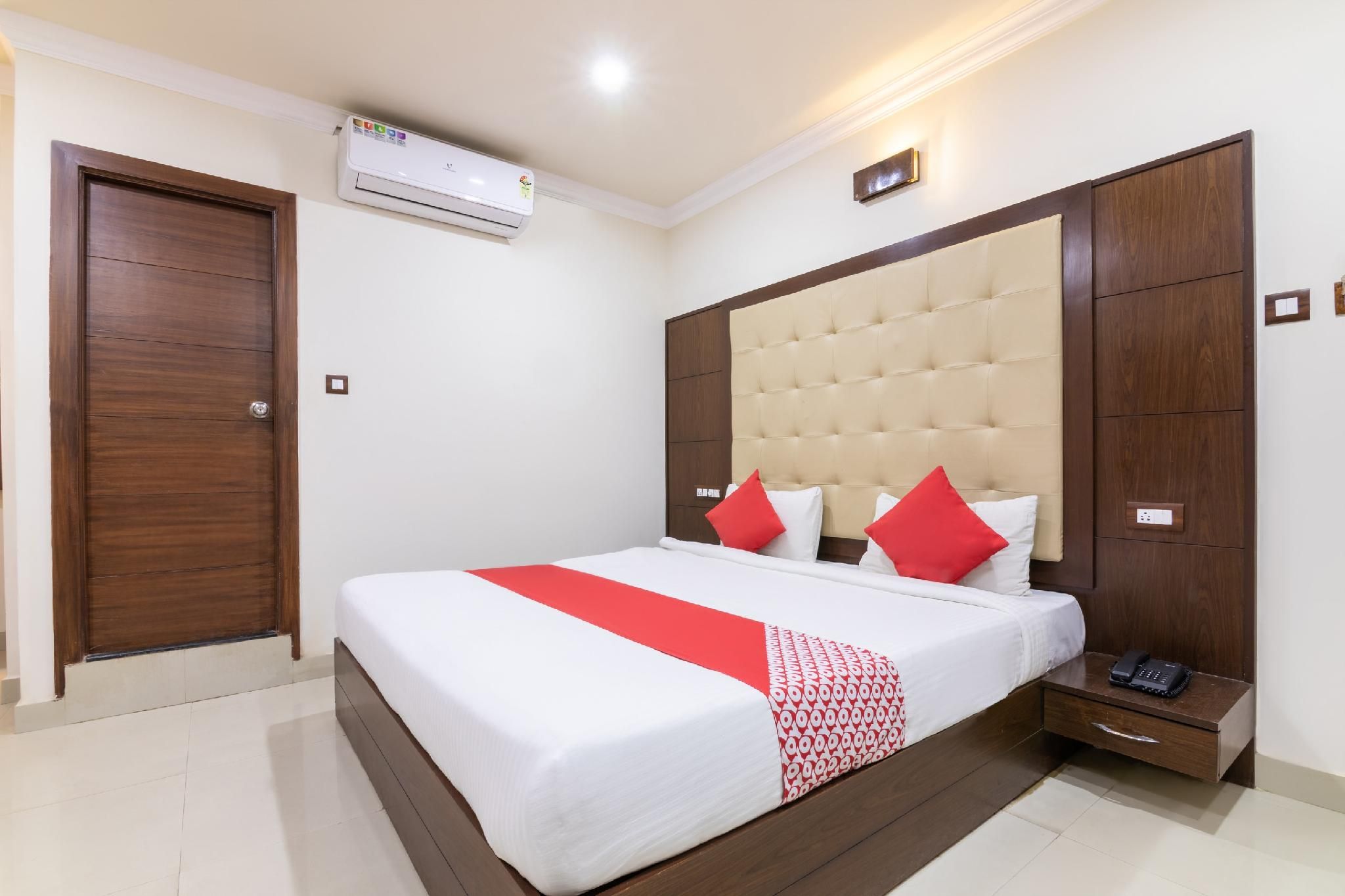 OYO High Street Near Cubbon Park Standard Double Room
