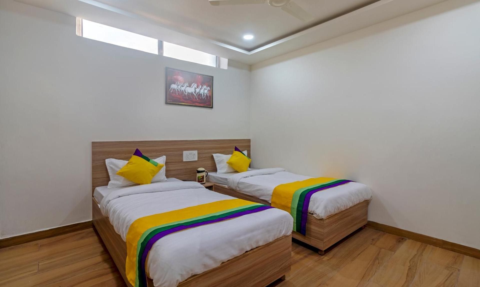 Itsy Hotels Krishna Residency, Govardhan Chauraha Standard Double Room 2