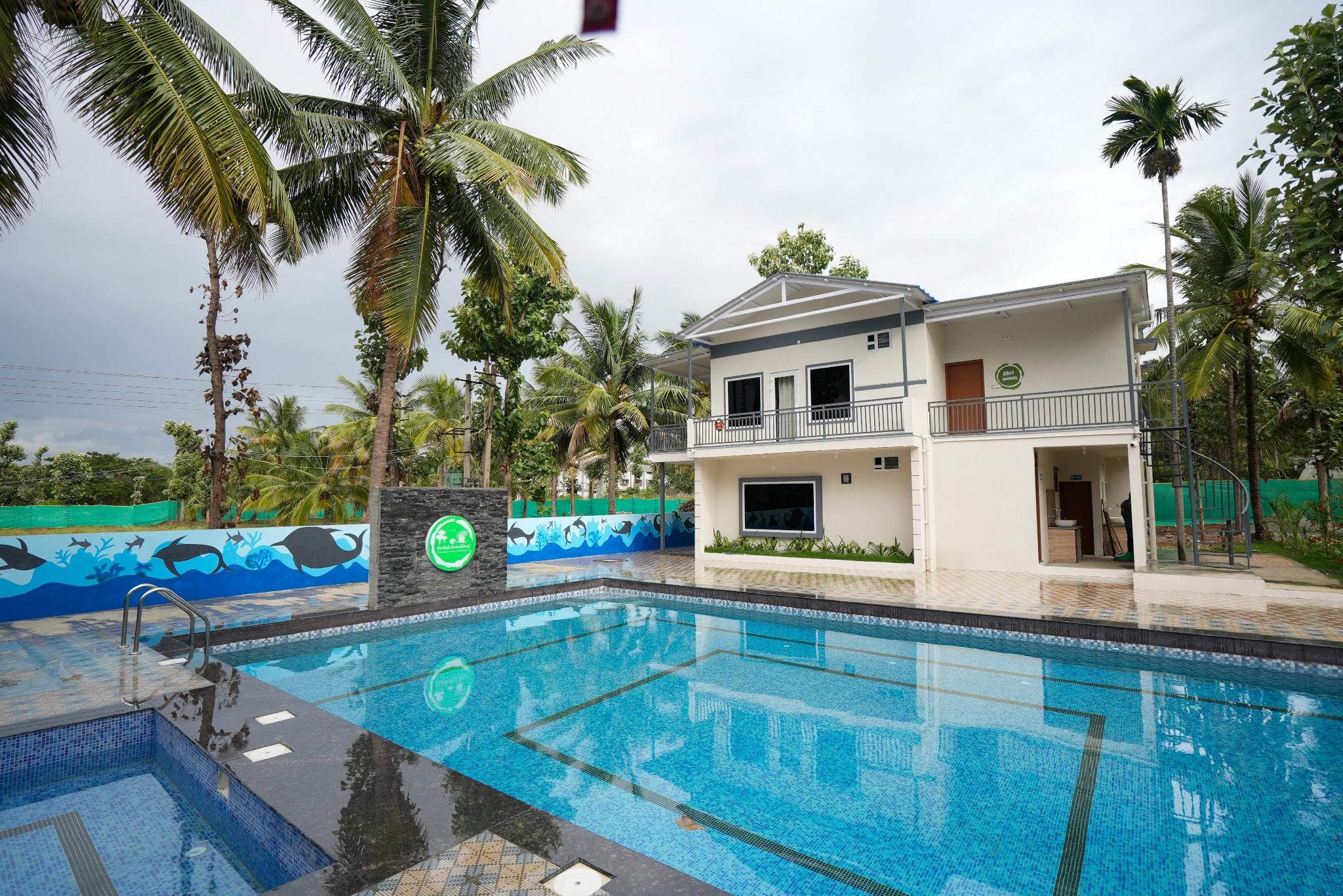 Swimming pool [outdoor]
