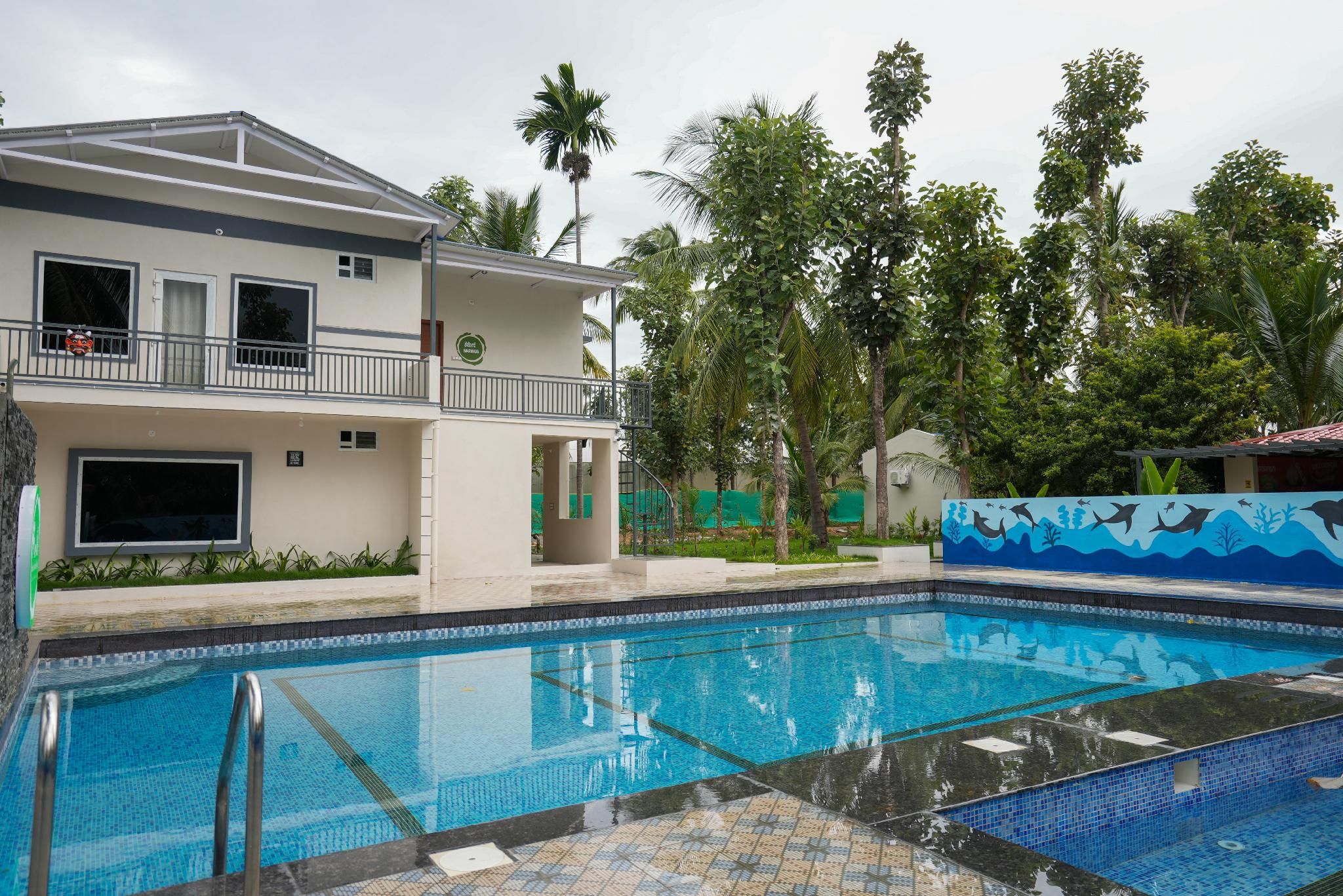Swimming pool [outdoor]