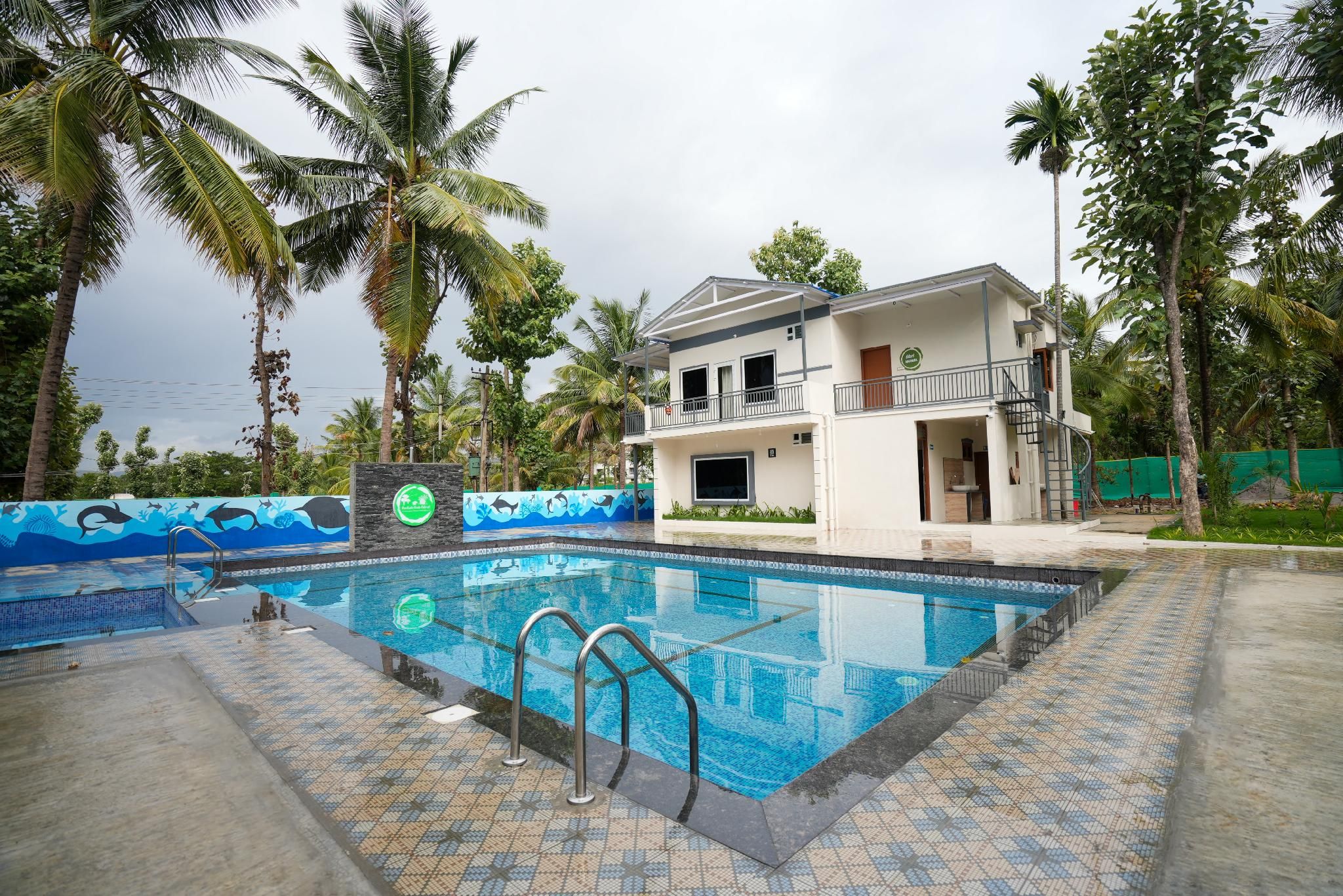 swimming pool [outdoor]