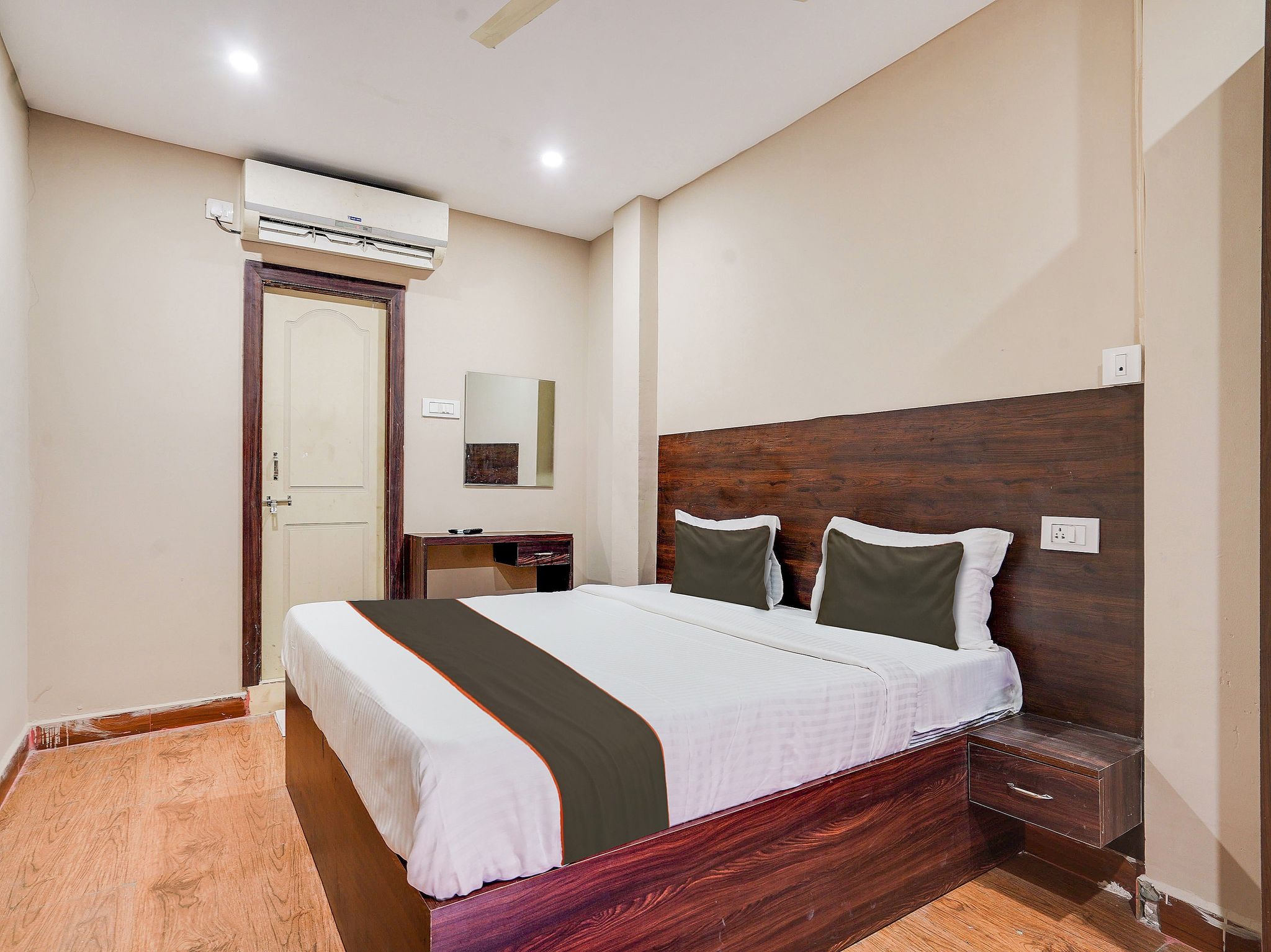 Super Collection O PNR COMFORT KHAIRATABAD Classic 4