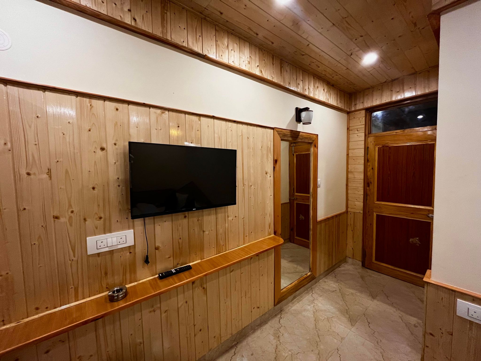 Hotel Mid Orchard Kasol l River Side Super Deluxe Room with Mountain View Balcony 9