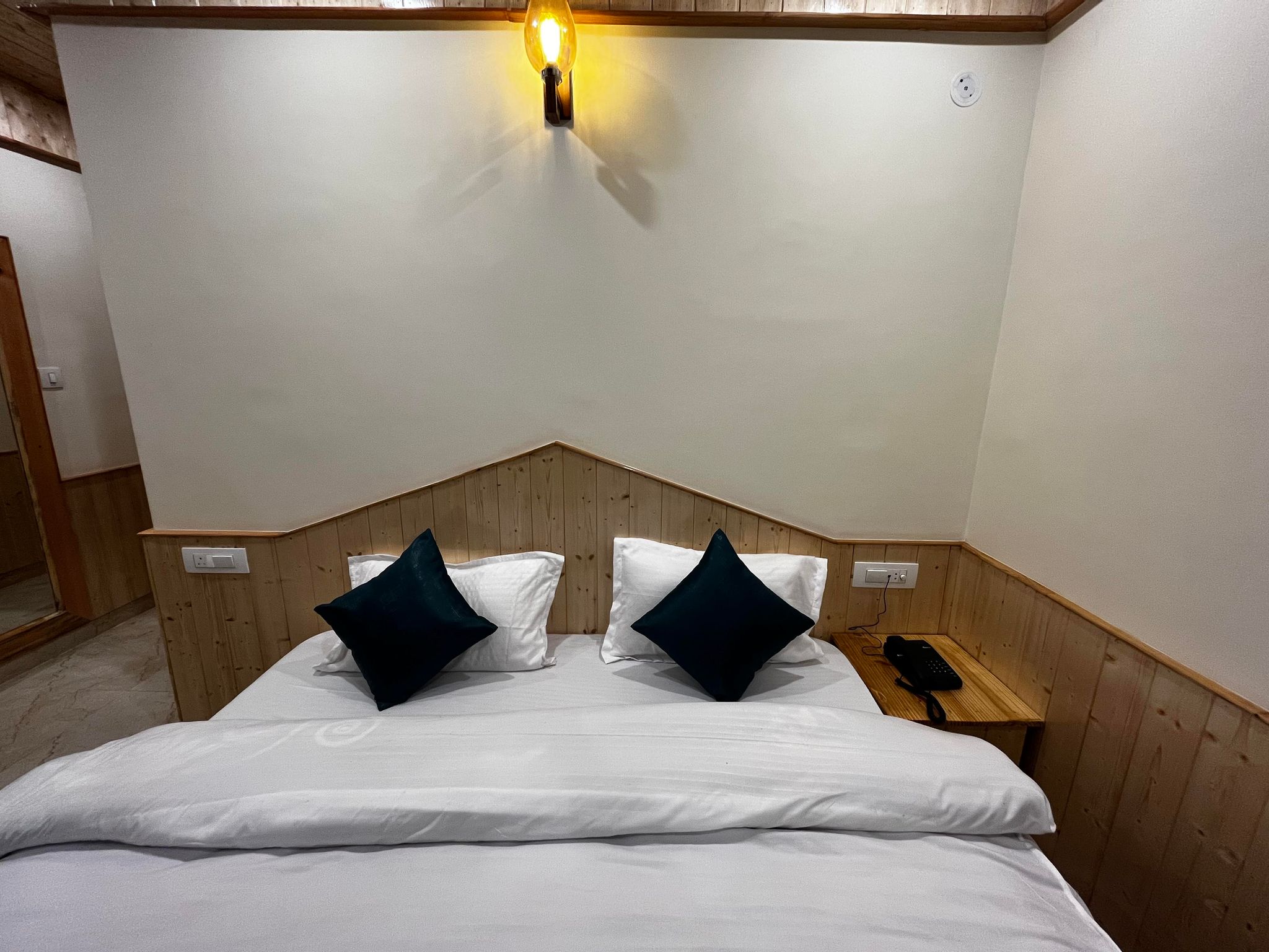Hotel Mid Orchard Kasol l River Side Super Deluxe Room with Mountain View Balcony 3