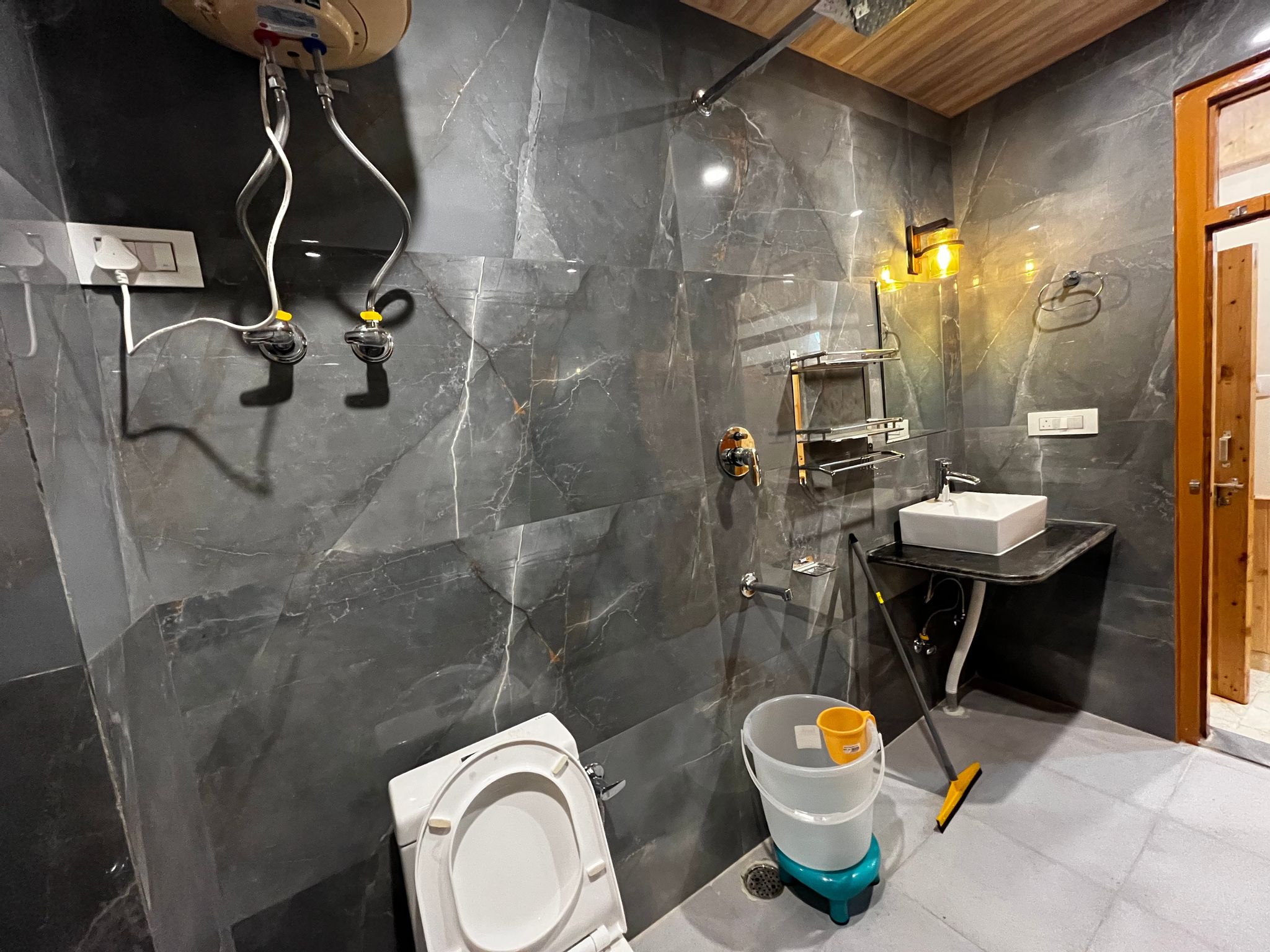 Hotel Mid Orchard Kasol l River Side Super Deluxe Room with Mountain View Balcony 8