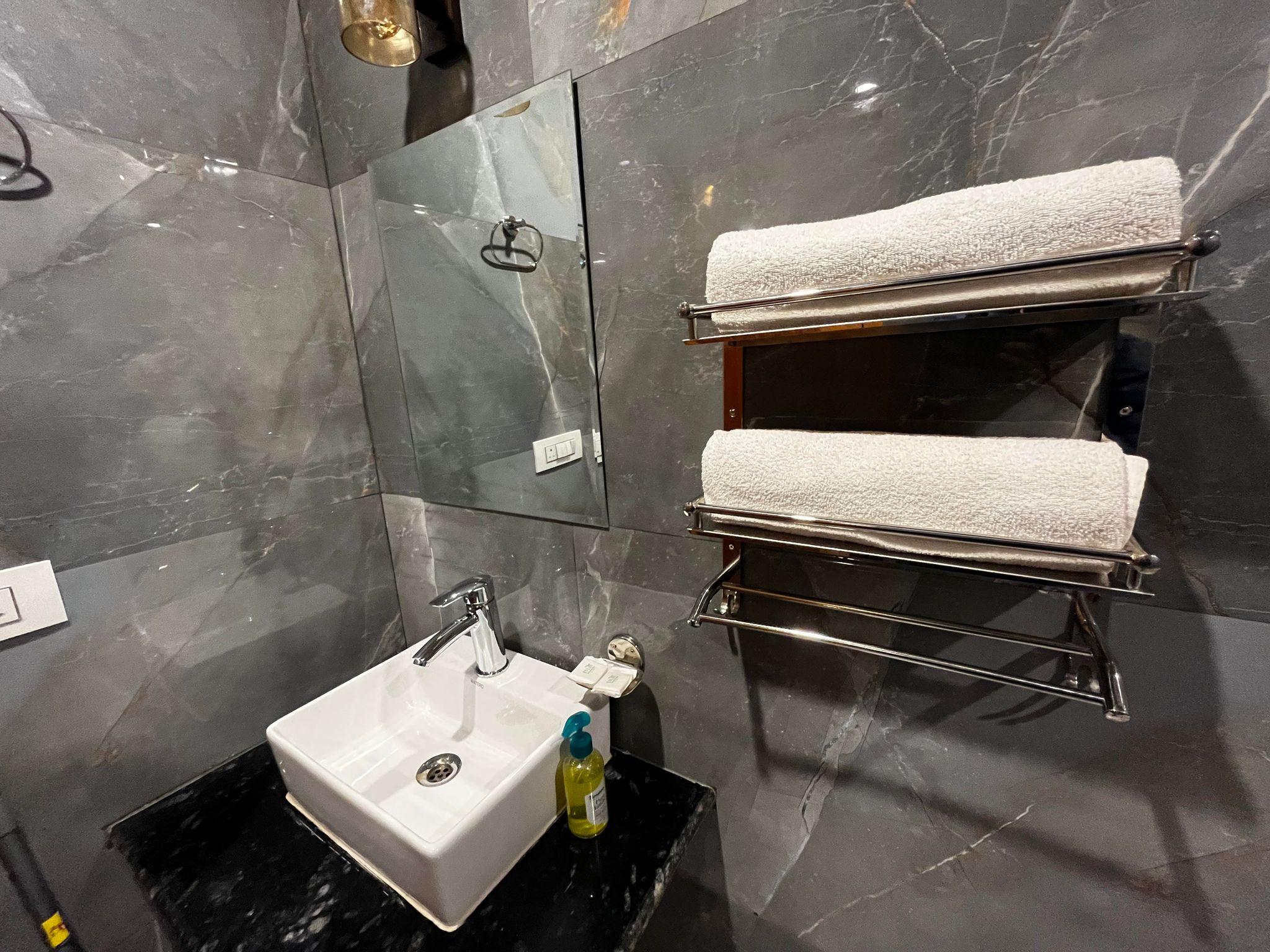 Hotel Mid Orchard Kasol l River Side Super Deluxe Room with Mountain View Balcony 7