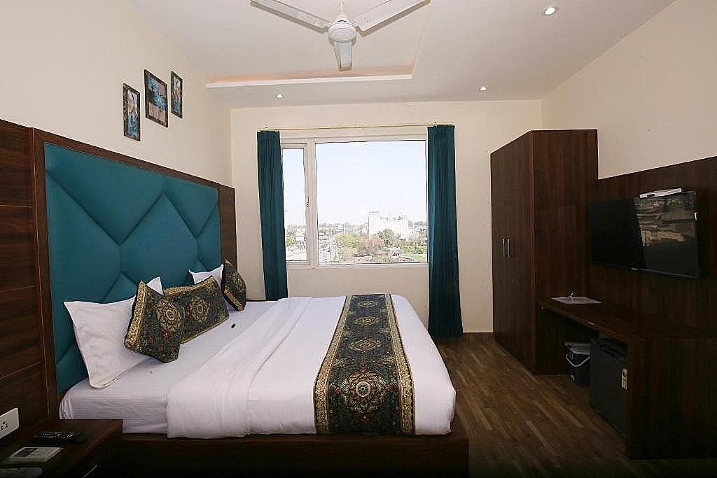 Deluxe Room (City View)