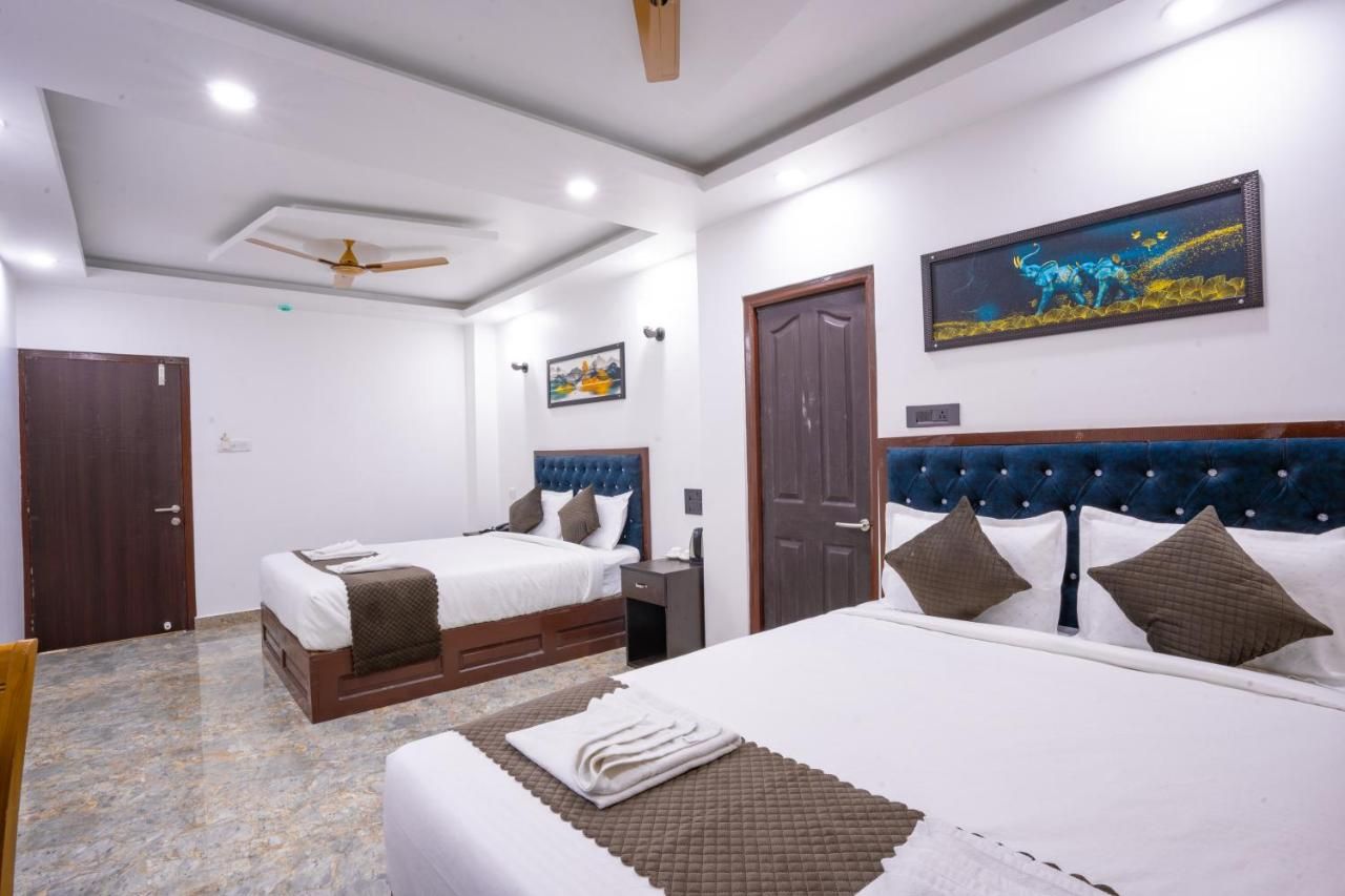 Coral Family Rooms with Tub