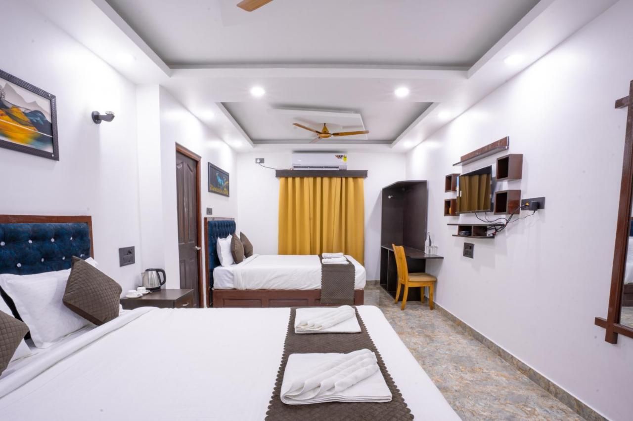Coral Family Room 4 Occupant