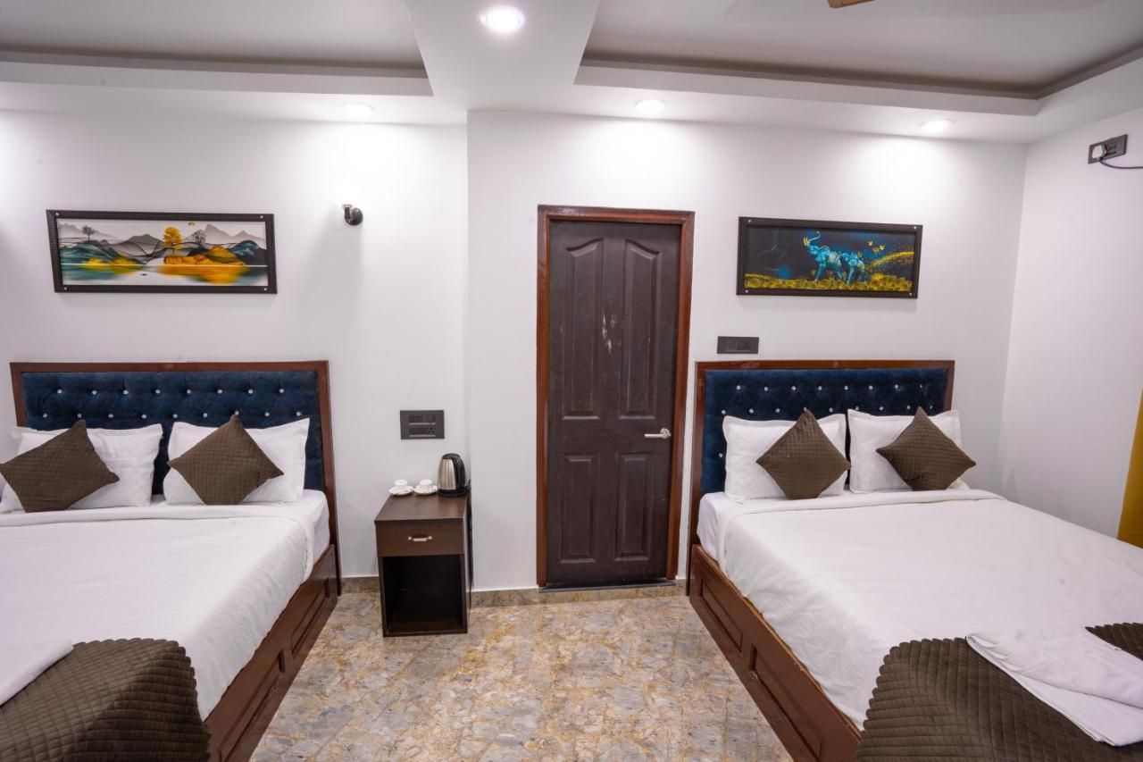 Coral Family Rooms with Tub