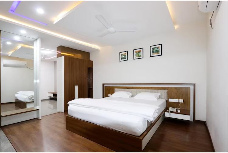 EXECUTIVE SUITE ROOM