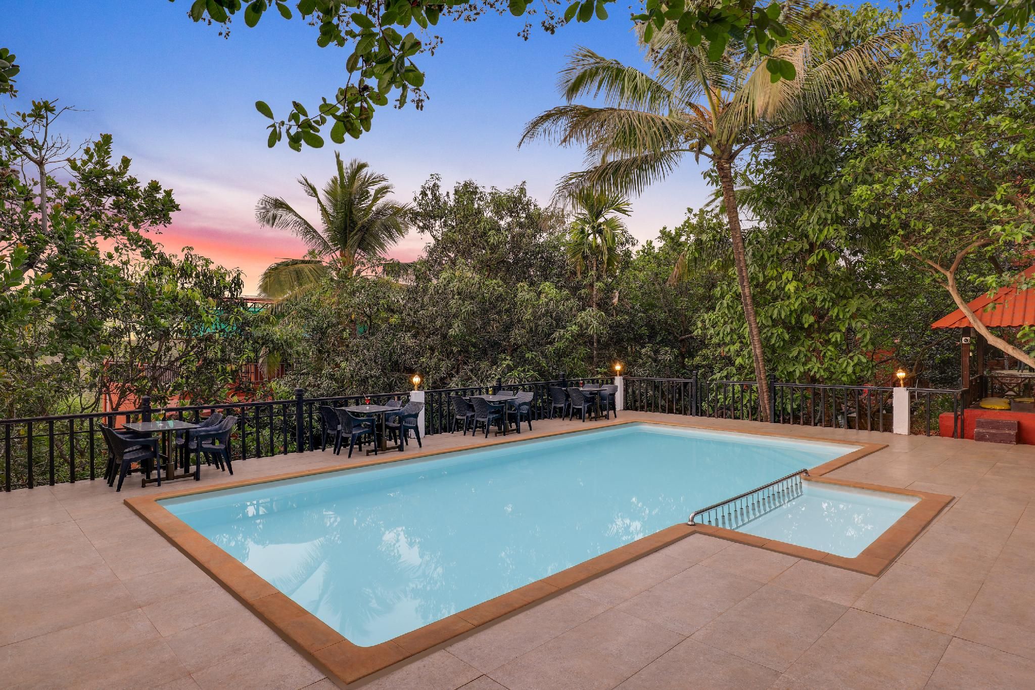 swimming pool [outdoor]