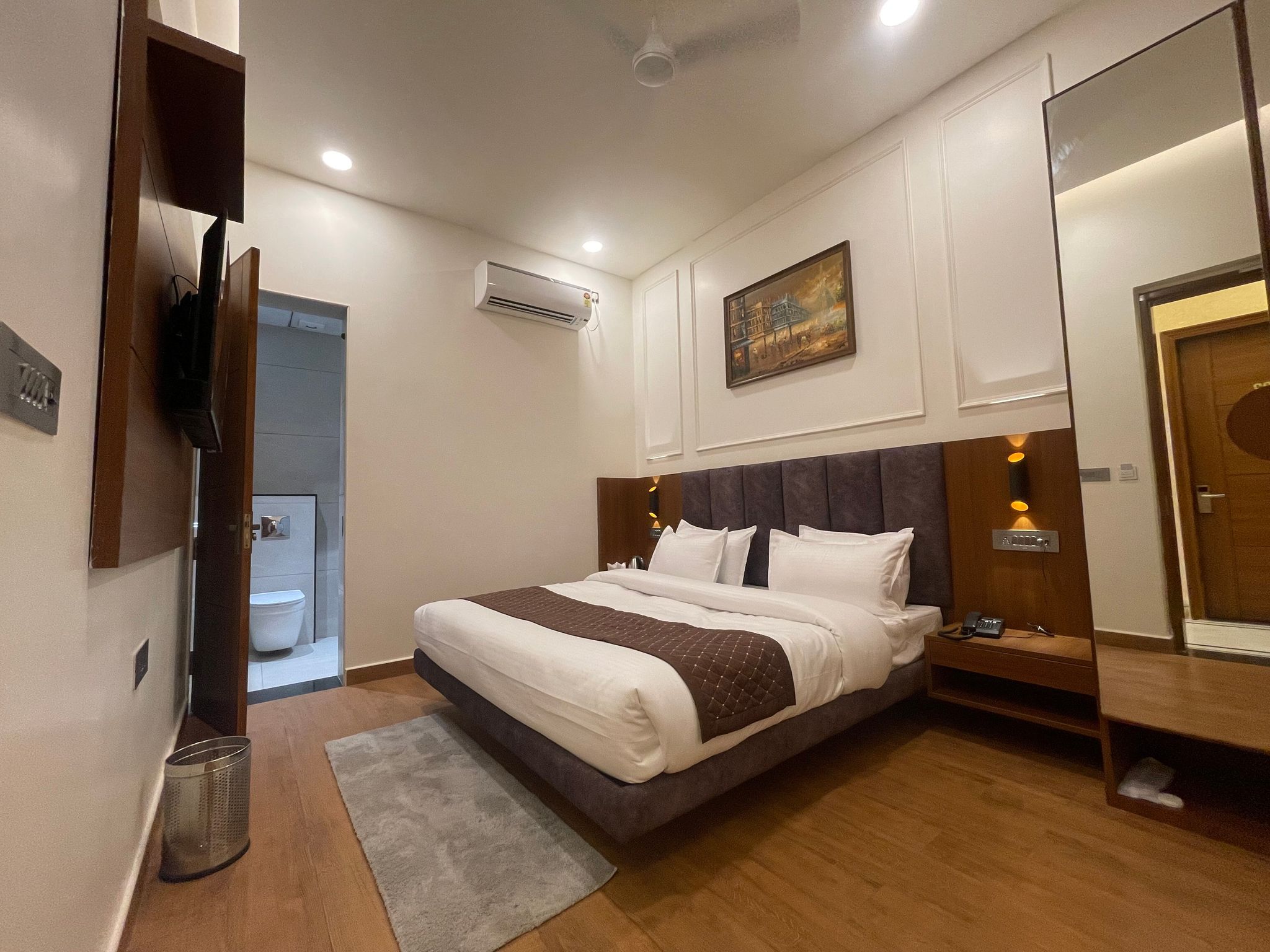 The Park Hotel & Restaurant Deluxe Room (Unmarried Couples Not Allowed) 2