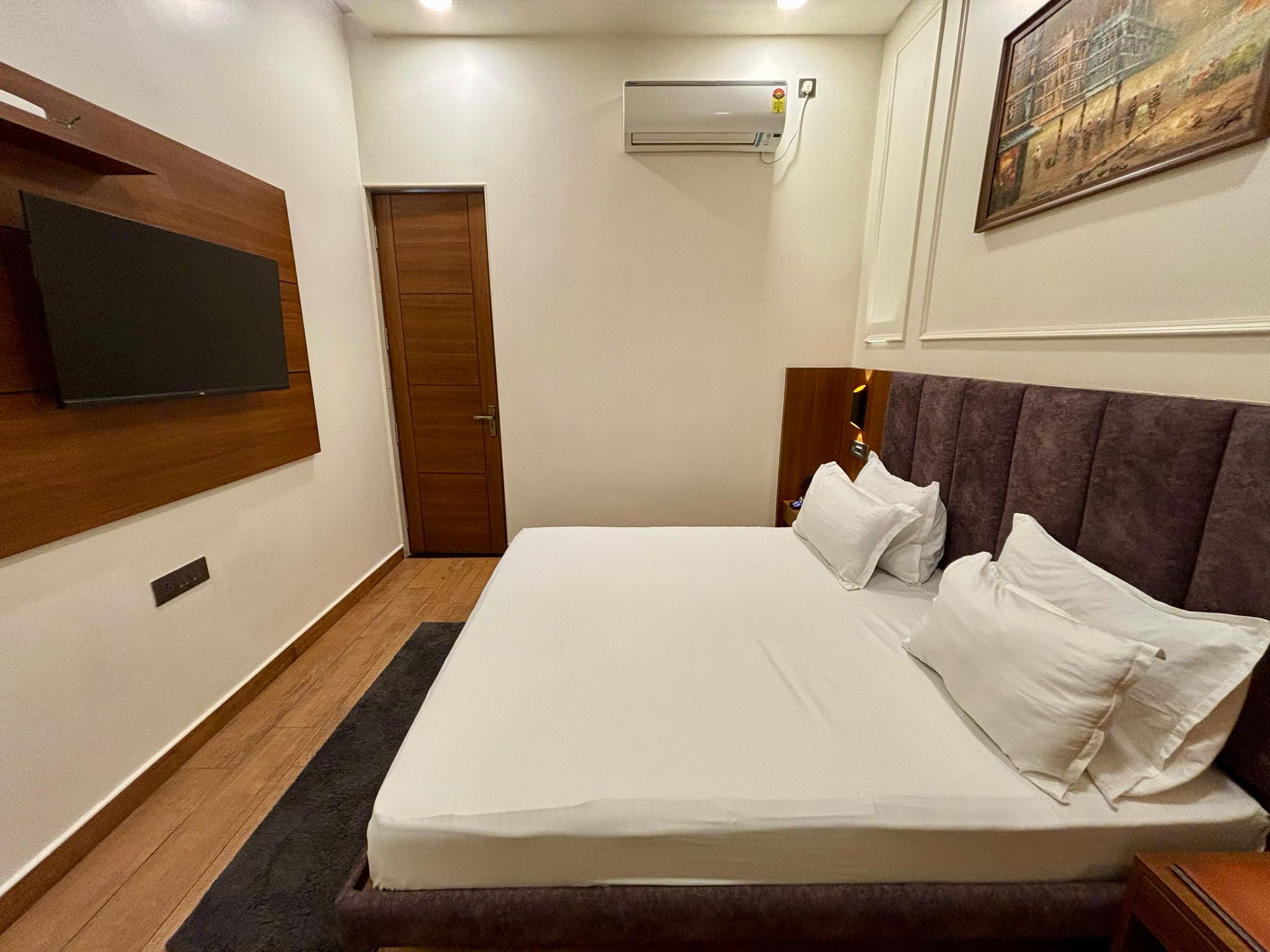 The Park Hotel & Restaurant Deluxe Room (Unmarried Couples Not Allowed) 3