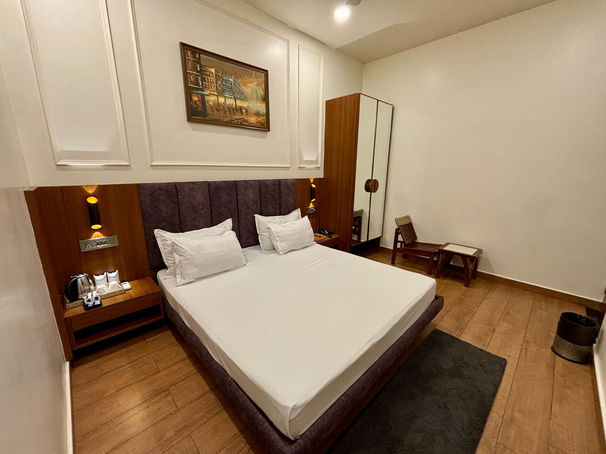 The Park Hotel & Restaurant Deluxe Room (Unmarried Couples Not Allowed)