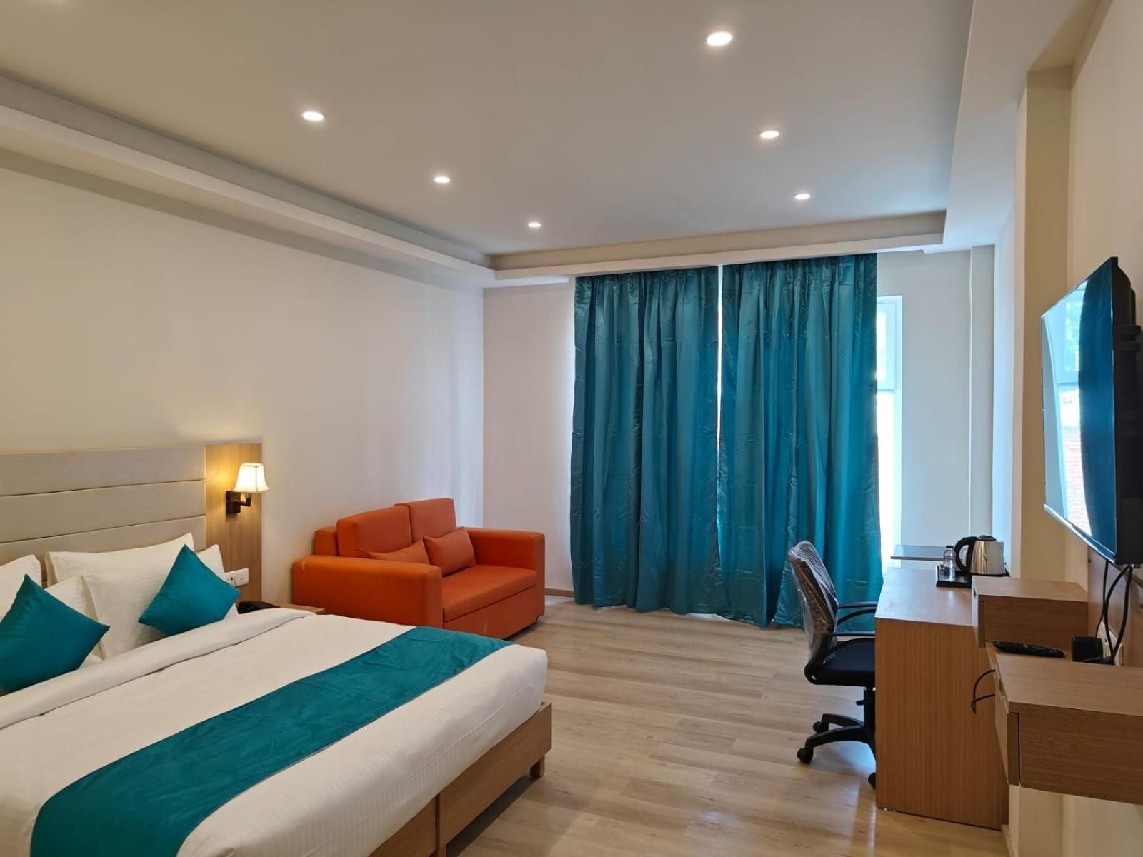 EXECUTIVE ROOM