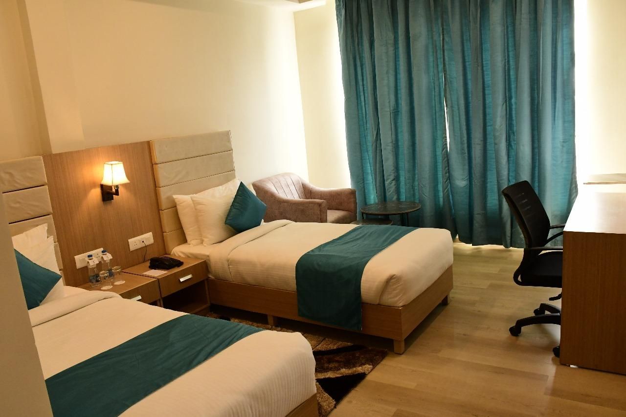EXECUTIVE ROOM