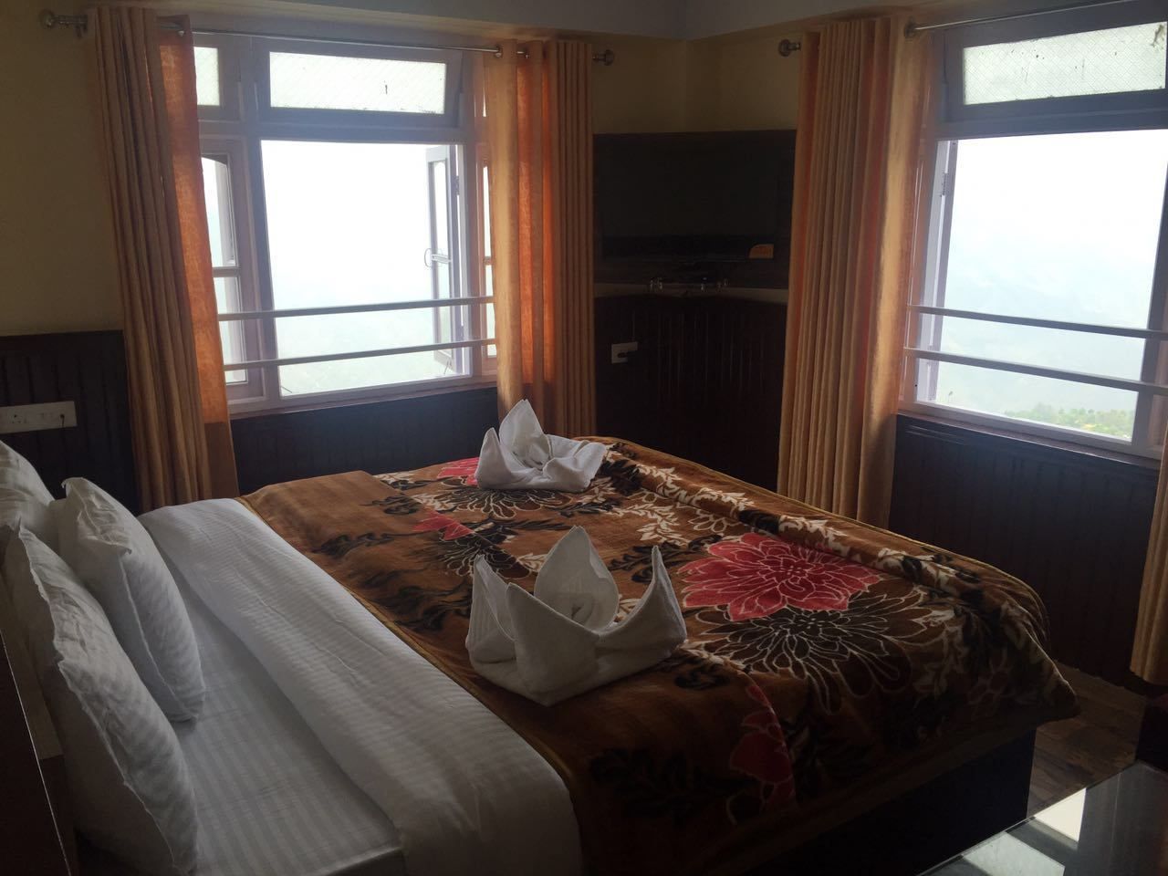 Golden Sunrise & Spa Deluxe Room 8