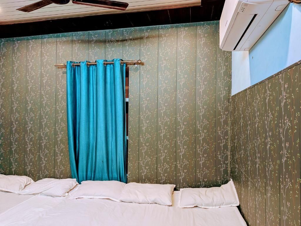 Family Room with Bathroom-4 Single Beds(AC)