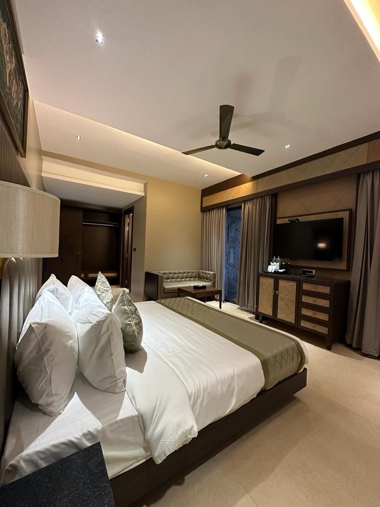 Luxury Aravali Cottage with Bathtub