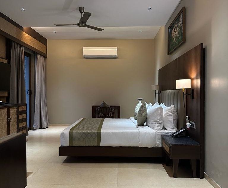 Luxury Aravali Cottage with Bathtub