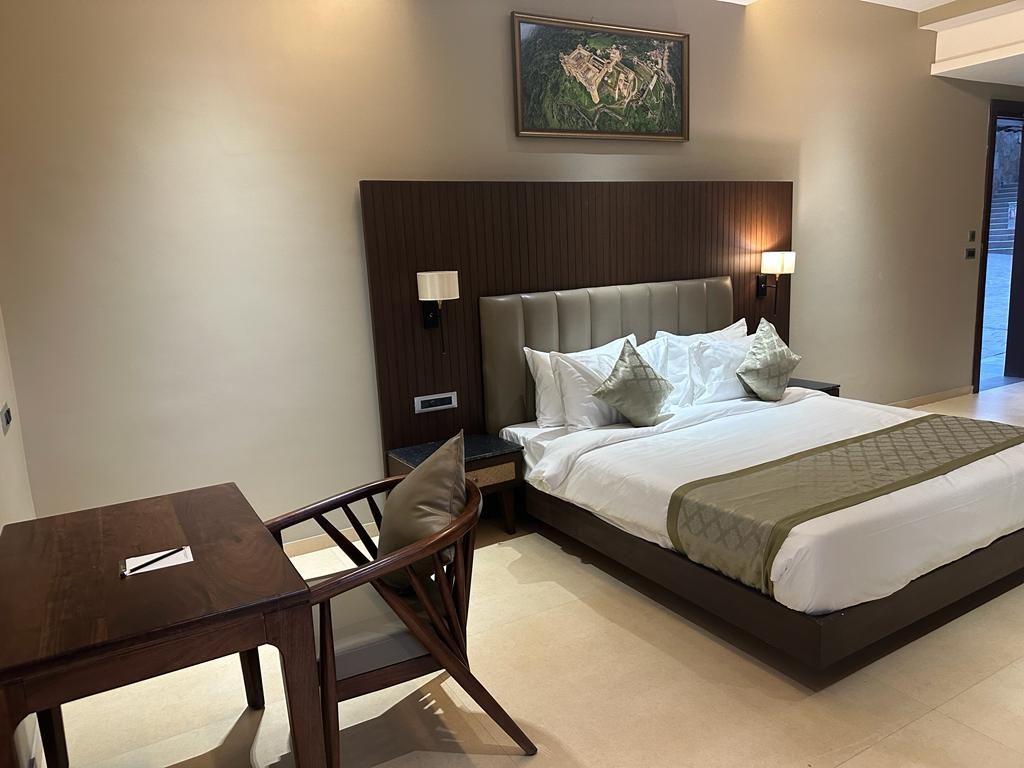 Luxury Aravali Cottage with Bathtub