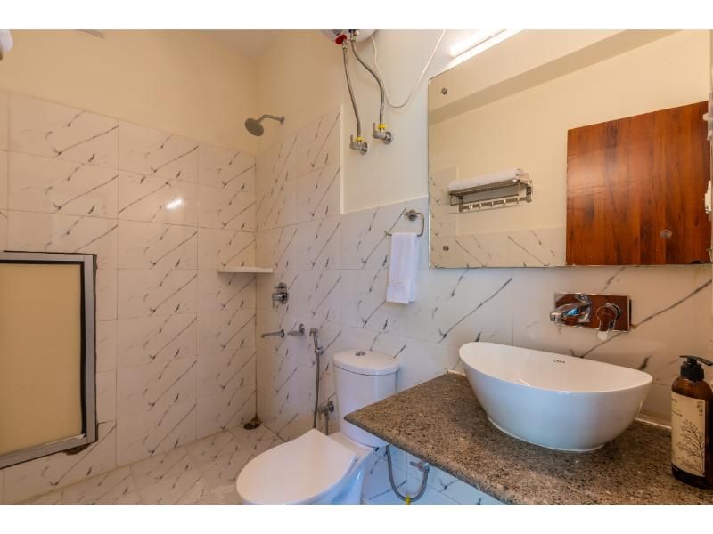 goSTOPS PLUS Kasol, Manikaran Road | Bar and Hostel Deluxe Private Room with Ensuite Bathroom 2