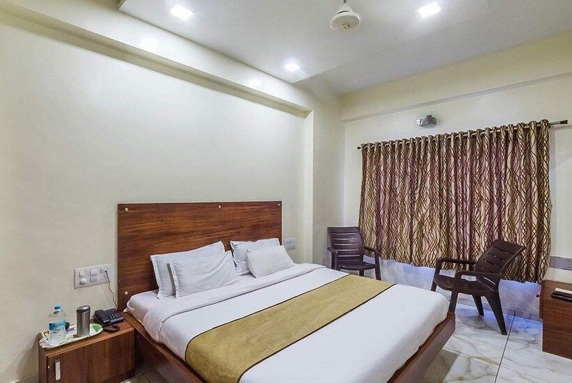 Hotel Sky, Dwarka Deluxe Double Room 3