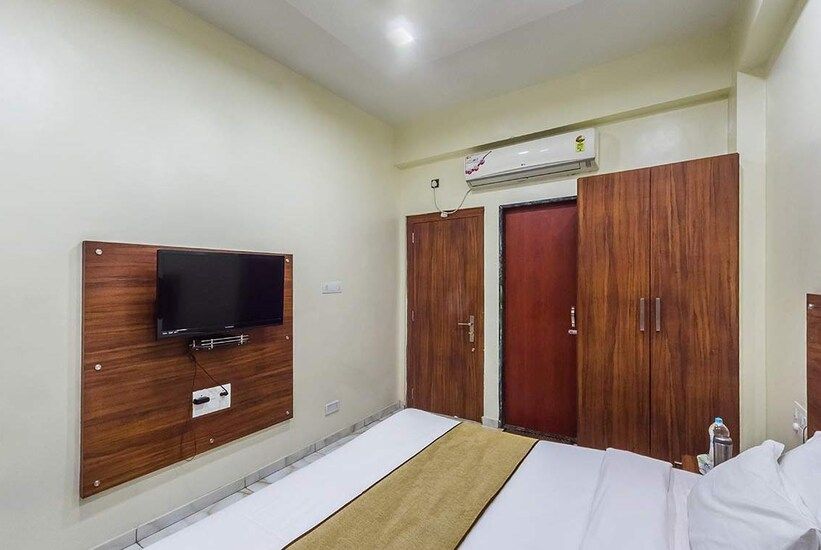 Hotel Sky, Dwarka Deluxe Double Room 4