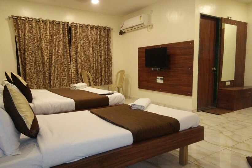 Hotel Sky, Dwarka Deluxe Double Room 2