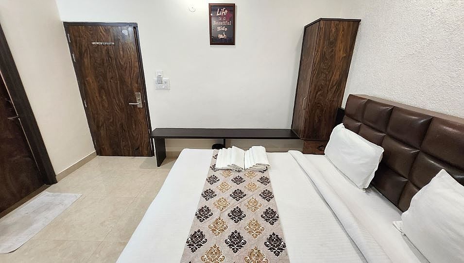 Hotel Krishnas Deluxe Room