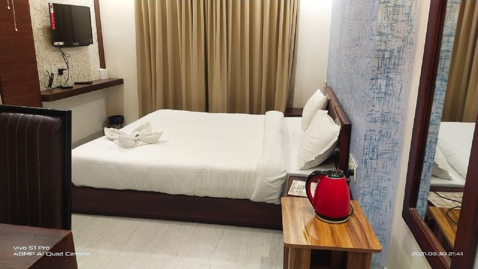 Hotel Grand Palace and Banquet Deluxe Double Room 3