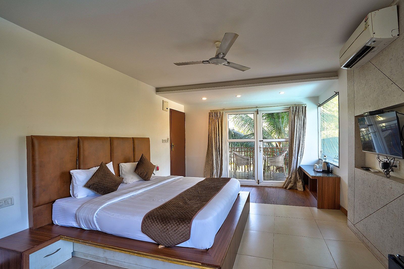 7 Sea Beach Resort Deluxe Room 3