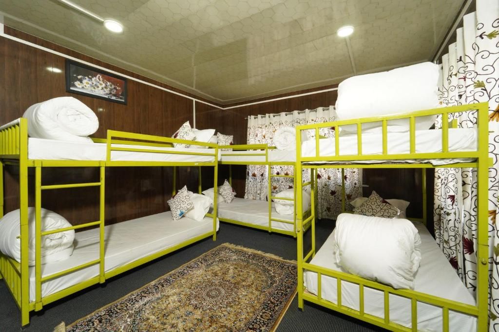 Zoop Gulmarg 6 Bed Dorm Bunk 2