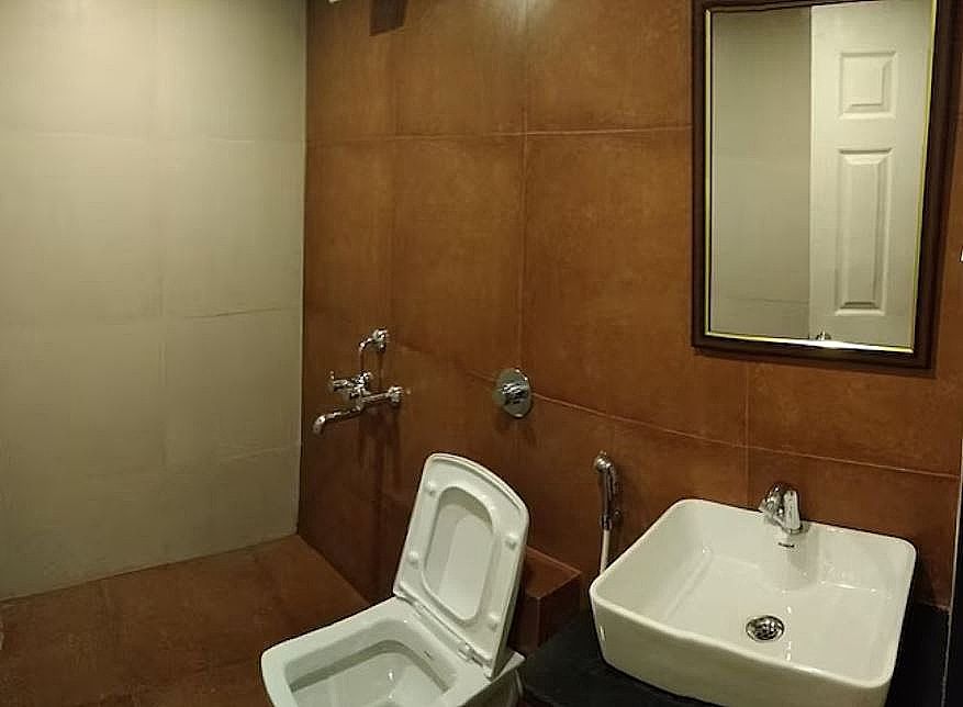 COUPLE ROOM AC QUEEN BED