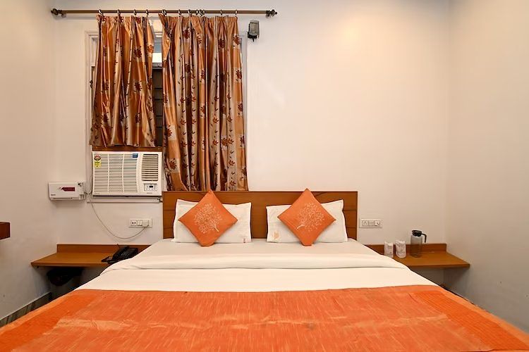 Hotel Paradise Continental- 800 Meters from Railway Station Deluxe AC Room