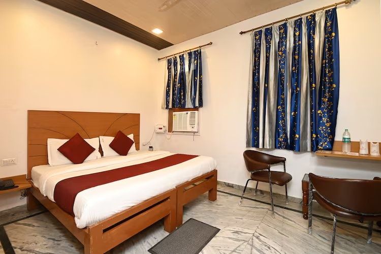 Hotel Paradise Continental- 800 Meters from Railway Station Deluxe AC Room 4