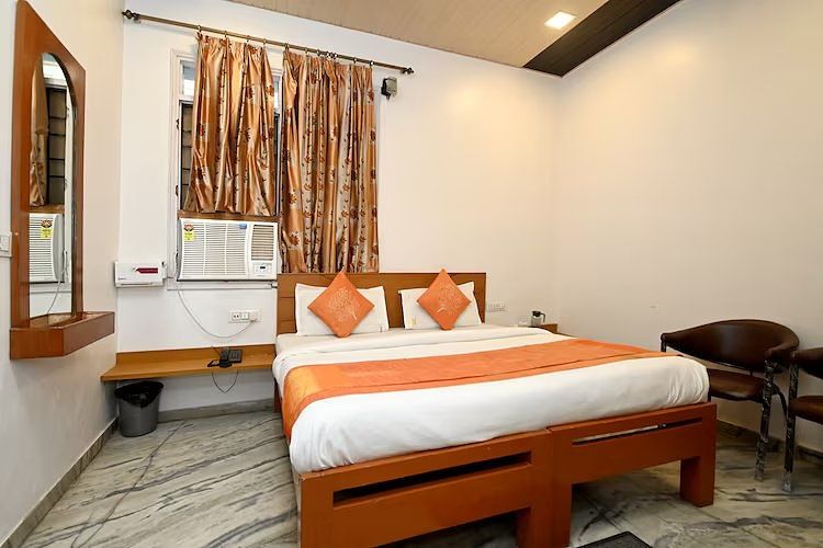 Hotel Paradise Continental- 800 Meters from Railway Station Deluxe AC Room 2