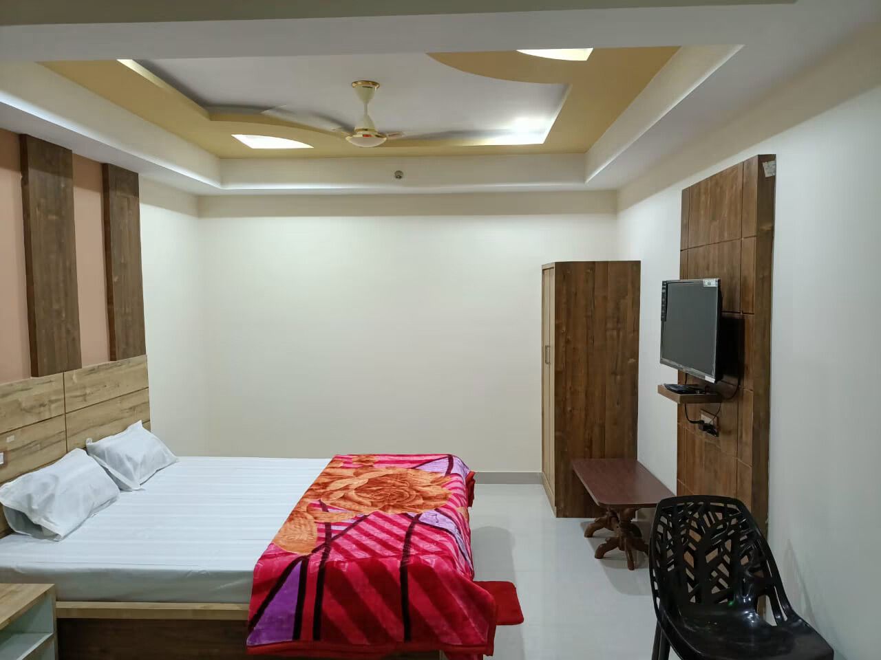 Hotel Gangaarati Deluxe Double Bed Room Non AC 3