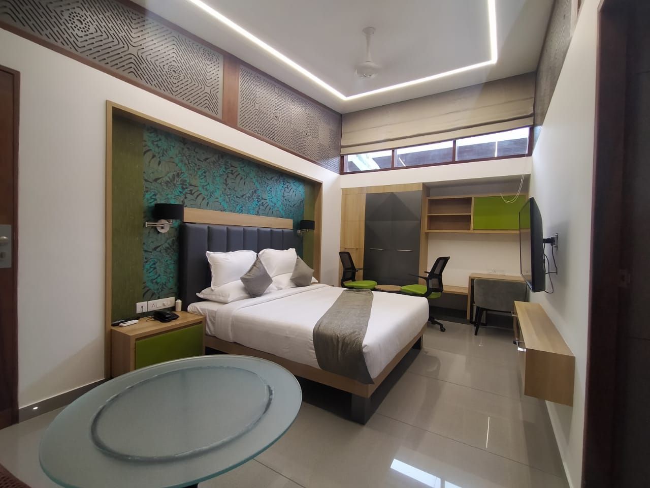 Tranquil Lake View Luxury Suite With Private Jacuzzi Pool