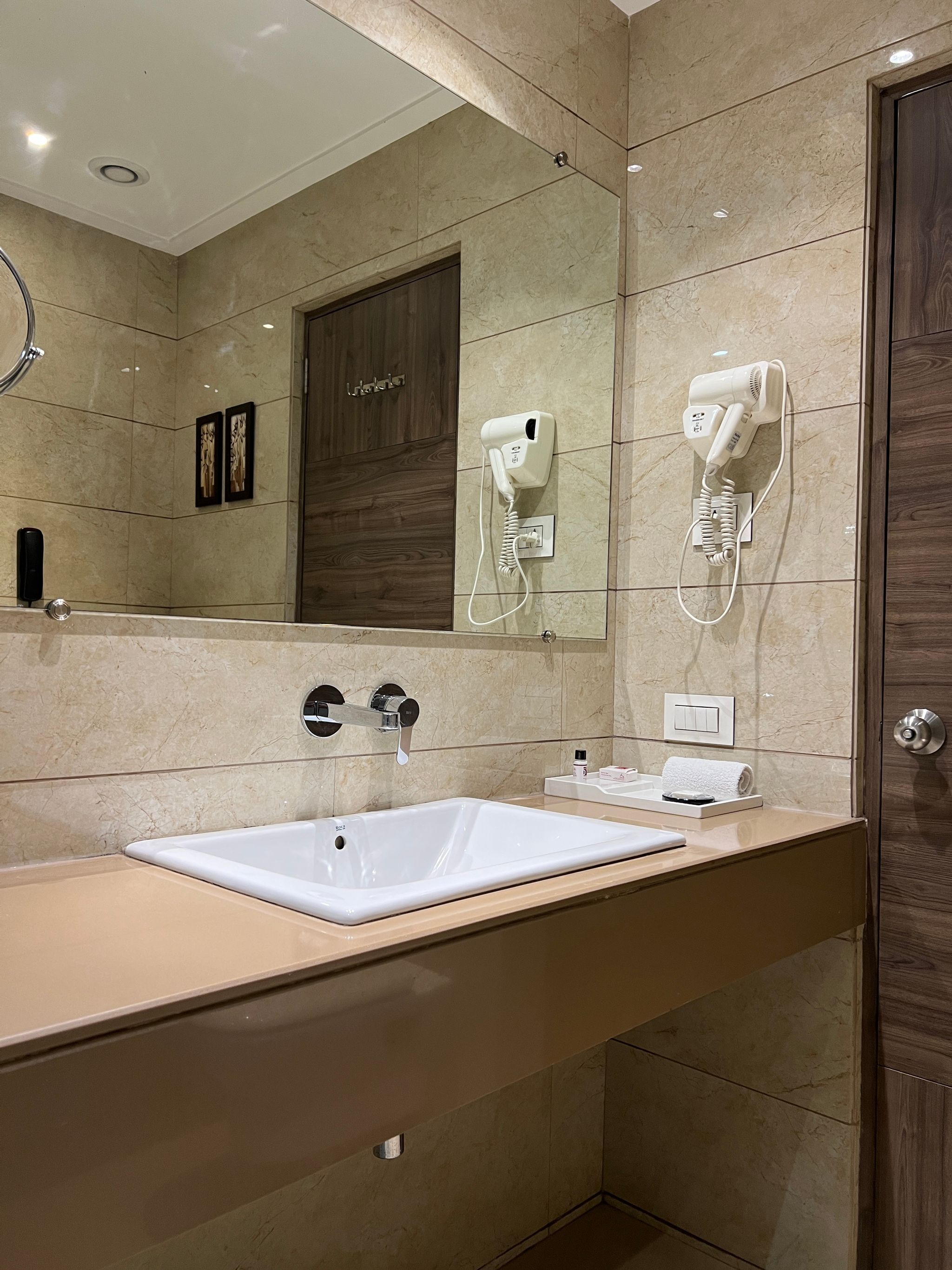 AB Clarks Inn Jalandhar Deluxe Room 8