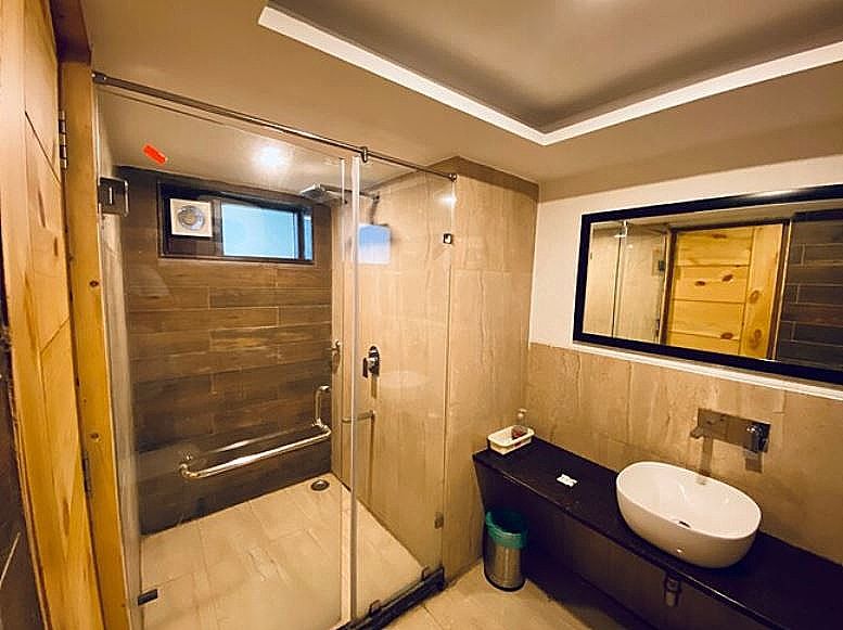 Hotel Queen Plaza Deluxe Room 4